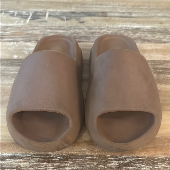 Yeezy Slides Flax - Picture 1 of 5